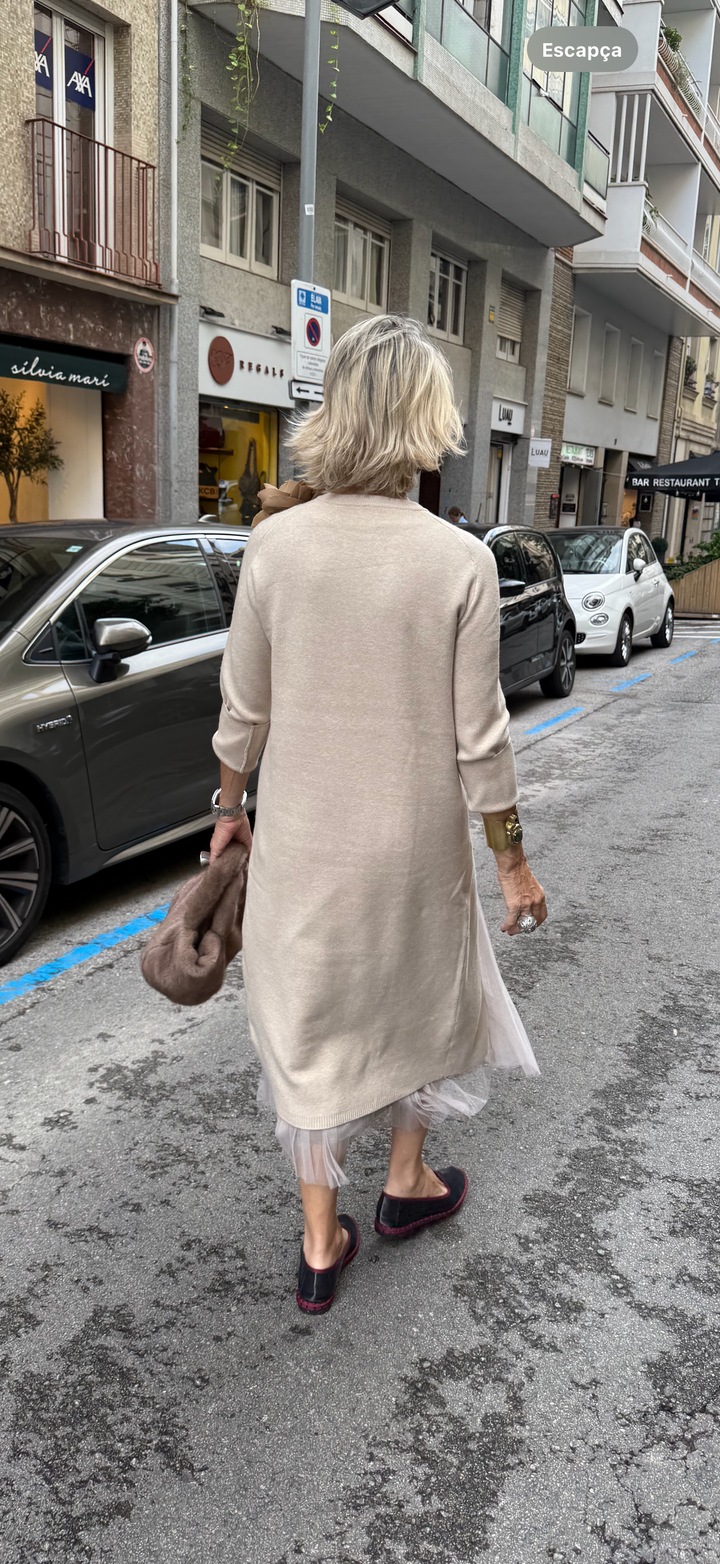 Completo con Incantevole Vestito in Tulle Sottile con Caduta Elegante e Maglione Lungo di Maglia