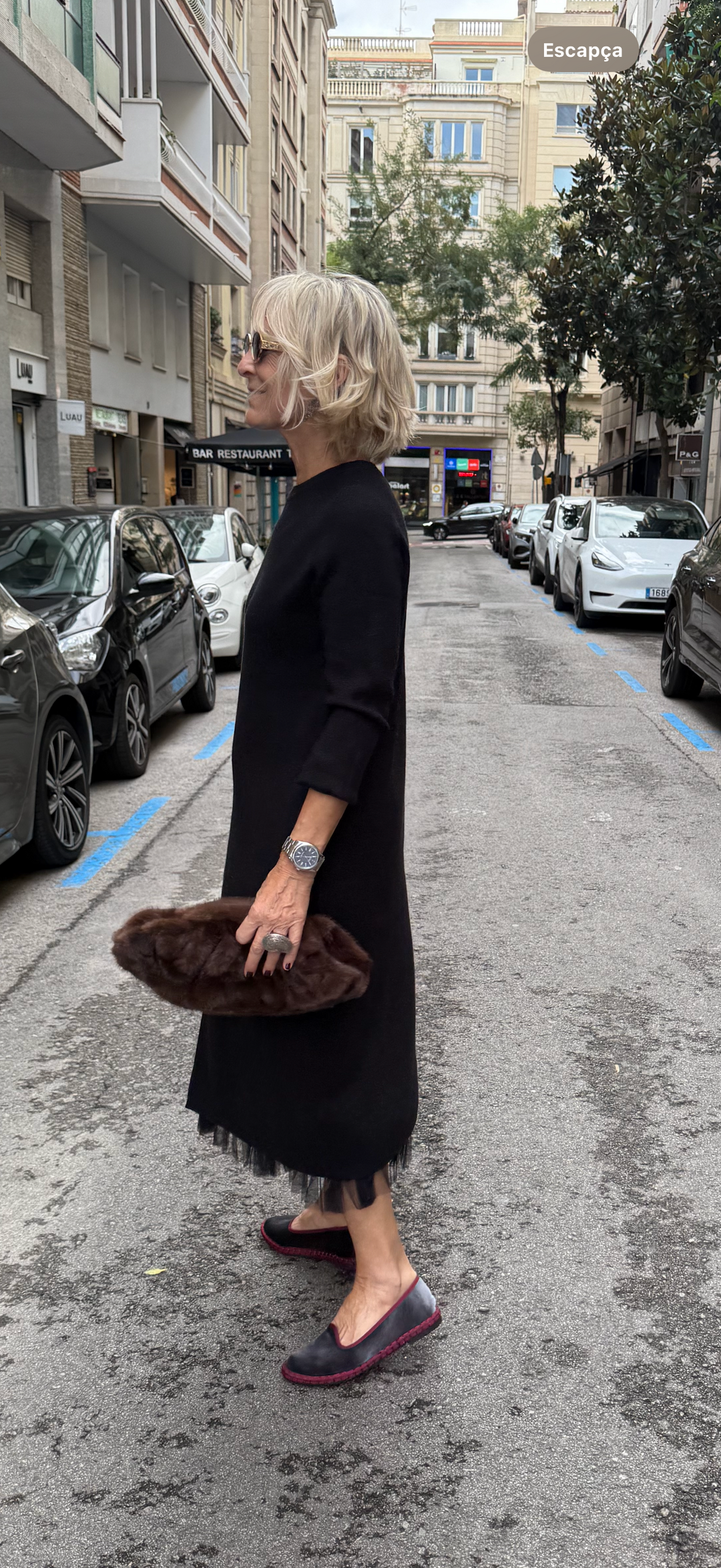 Completo con Incantevole Vestito in Tulle Sottile con Caduta Elegante e Maglione Lungo di Maglia